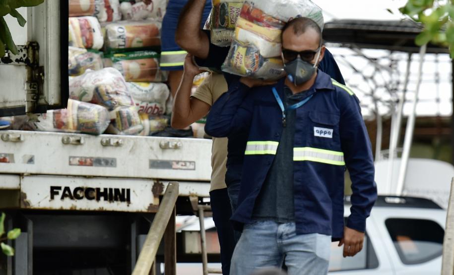 O Governo do Paraná entregou 10,5 toneladas de alimentos para pescadores, ribeirinhos e caiçaras que vivem em nove comunidades do Litoral do Estado.  O esforço atendeu 15 famílias da Ilha da Cotinga, 90 em São Miguel, 28 na Ponta do Ubá, 50 na Eufrasina, 25 na Europinha, 45 na Ilha do Teixeira, 125 na praia de Encantadas (Ilha do Mel), 50 em Piaçaguera e 100 no Amparo.