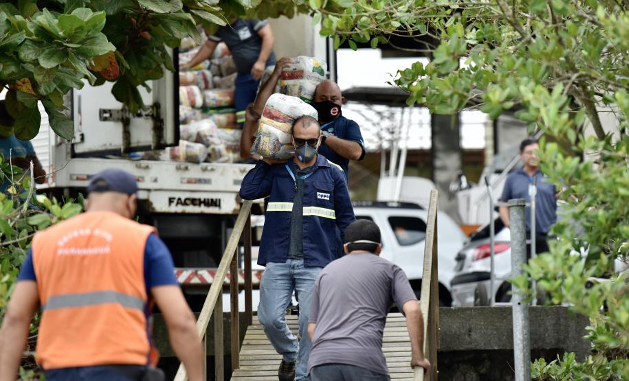 O Governo do Paraná entregou 10,5 toneladas de alimentos para pescadores, ribeirinhos e caiçaras que vivem em nove comunidades do Litoral do Estado.  O esforço atendeu 15 famílias da Ilha da Cotinga, 90 em São Miguel, 28 na Ponta do Ubá, 50 na Eufrasina, 25 na Europinha, 45 na Ilha do Teixeira, 125 na praia de Encantadas (Ilha do Mel), 50 em Piaçaguera e 100 no Amparo.
