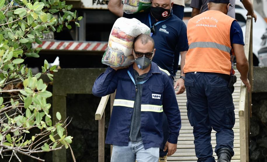 O Governo do Paraná entregou 10,5 toneladas de alimentos para pescadores, ribeirinhos e caiçaras que vivem em nove comunidades do Litoral do Estado.  O esforço atendeu 15 famílias da Ilha da Cotinga, 90 em São Miguel, 28 na Ponta do Ubá, 50 na Eufrasina, 25 na Europinha, 45 na Ilha do Teixeira, 125 na praia de Encantadas (Ilha do Mel), 50 em Piaçaguera e 100 no Amparo.