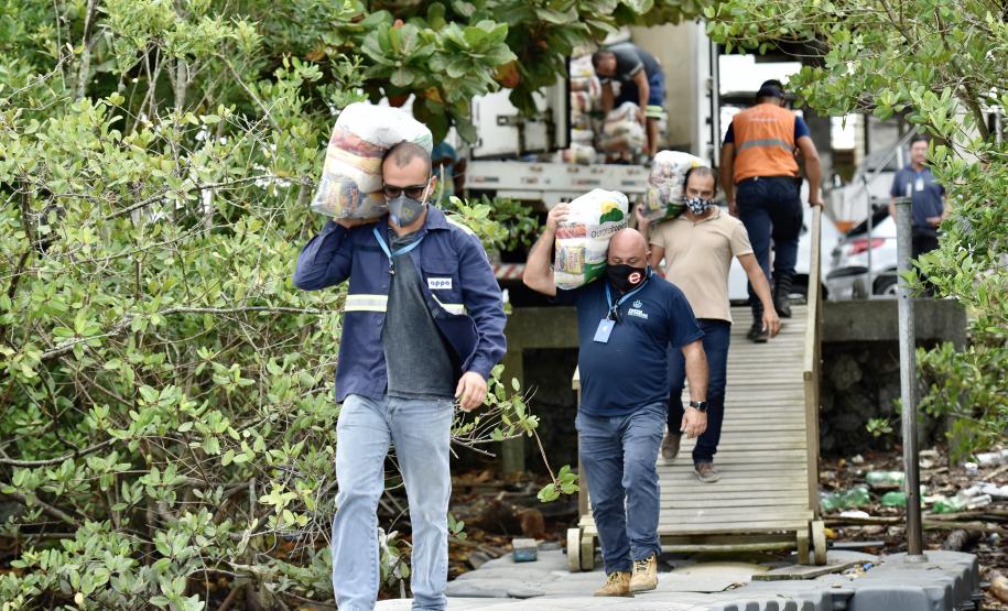 O Governo do Paraná entregou 10,5 toneladas de alimentos para pescadores, ribeirinhos e caiçaras que vivem em nove comunidades do Litoral do Estado.  O esforço atendeu 15 famílias da Ilha da Cotinga, 90 em São Miguel, 28 na Ponta do Ubá, 50 na Eufrasina, 25 na Europinha, 45 na Ilha do Teixeira, 125 na praia de Encantadas (Ilha do Mel), 50 em Piaçaguera e 100 no Amparo.