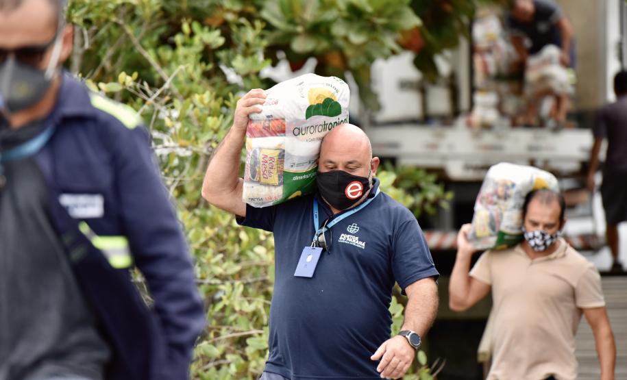 O Governo do Paraná entregou 10,5 toneladas de alimentos para pescadores, ribeirinhos e caiçaras que vivem em nove comunidades do Litoral do Estado.  O esforço atendeu 15 famílias da Ilha da Cotinga, 90 em São Miguel, 28 na Ponta do Ubá, 50 na Eufrasina, 25 na Europinha, 45 na Ilha do Teixeira, 125 na praia de Encantadas (Ilha do Mel), 50 em Piaçaguera e 100 no Amparo.