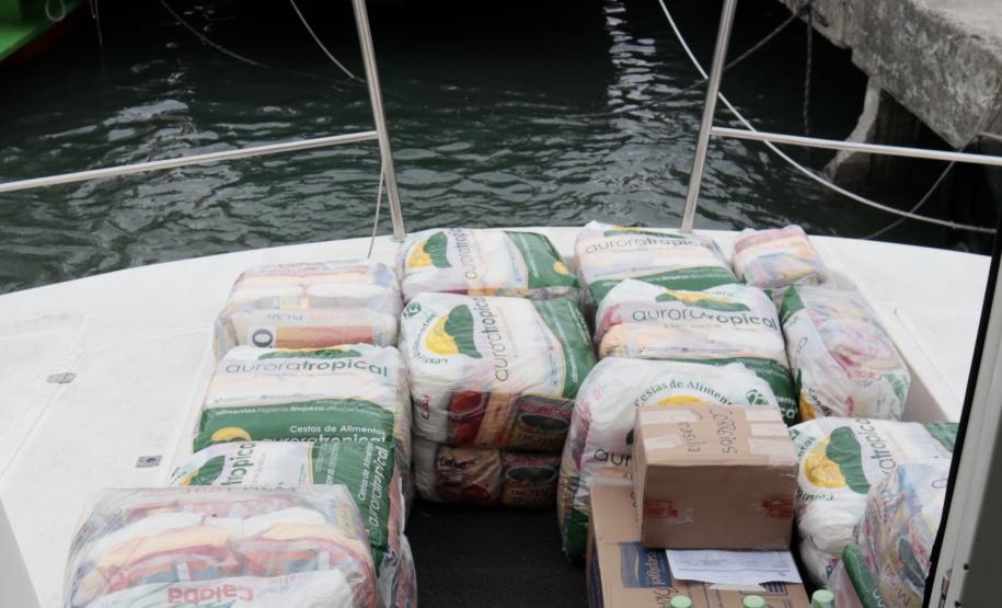 O Governo do Paraná entregou 10,5 toneladas de alimentos para pescadores, ribeirinhos e caiçaras que vivem em nove comunidades do Litoral do Estado.  O esforço atendeu 15 famílias da Ilha da Cotinga, 90 em São Miguel, 28 na Ponta do Ubá, 50 na Eufrasina, 25 na Europinha, 45 na Ilha do Teixeira, 125 na praia de Encantadas (Ilha do Mel), 50 em Piaçaguera e 100 no Amparo.