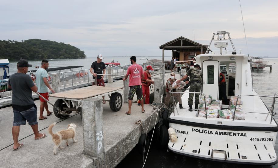 O Governo do Paraná entregou 10,5 toneladas de alimentos para pescadores, ribeirinhos e caiçaras que vivem em nove comunidades do Litoral do Estado.  O esforço atendeu 15 famílias da Ilha da Cotinga, 90 em São Miguel, 28 na Ponta do Ubá, 50 na Eufrasina, 25 na Europinha, 45 na Ilha do Teixeira, 125 na praia de Encantadas (Ilha do Mel), 50 em Piaçaguera e 100 no Amparo.
