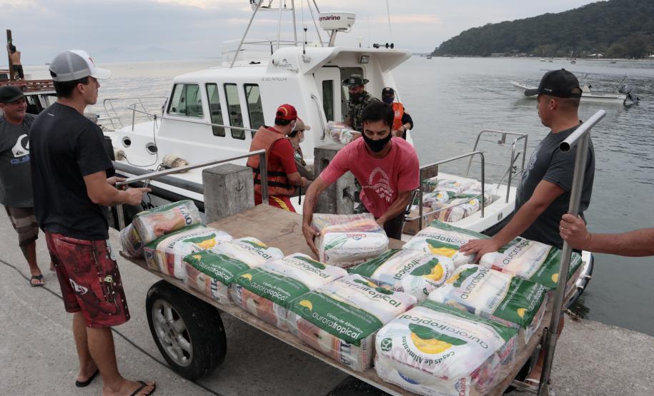 O Governo do Paraná entregou 10,5 toneladas de alimentos para pescadores, ribeirinhos e caiçaras que vivem em nove comunidades do Litoral do Estado.  O esforço atendeu 15 famílias da Ilha da Cotinga, 90 em São Miguel, 28 na Ponta do Ubá, 50 na Eufrasina, 25 na Europinha, 45 na Ilha do Teixeira, 125 na praia de Encantadas (Ilha do Mel), 50 em Piaçaguera e 100 no Amparo.