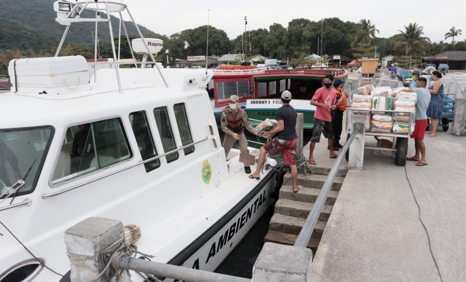 O Governo do Paraná entregou 10,5 toneladas de alimentos para pescadores, ribeirinhos e caiçaras que vivem em nove comunidades do Litoral do Estado.  O esforço atendeu 15 famílias da Ilha da Cotinga, 90 em São Miguel, 28 na Ponta do Ubá, 50 na Eufrasina, 25 na Europinha, 45 na Ilha do Teixeira, 125 na praia de Encantadas (Ilha do Mel), 50 em Piaçaguera e 100 no Amparo.