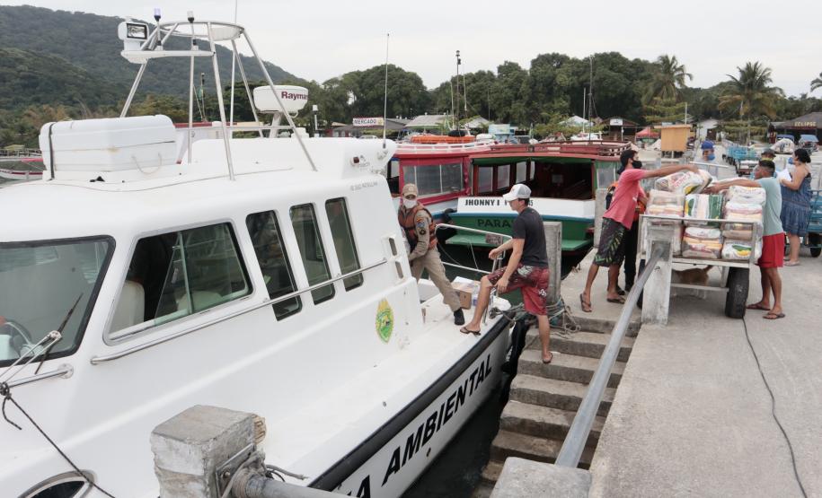O Governo do Paraná entregou 10,5 toneladas de alimentos para pescadores, ribeirinhos e caiçaras que vivem em nove comunidades do Litoral do Estado.  O esforço atendeu 15 famílias da Ilha da Cotinga, 90 em São Miguel, 28 na Ponta do Ubá, 50 na Eufrasina, 25 na Europinha, 45 na Ilha do Teixeira, 125 na praia de Encantadas (Ilha do Mel), 50 em Piaçaguera e 100 no Amparo.