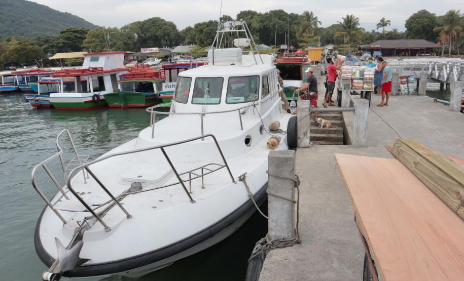 O Governo do Paraná entregou 10,5 toneladas de alimentos para pescadores, ribeirinhos e caiçaras que vivem em nove comunidades do Litoral do Estado.  O esforço atendeu 15 famílias da Ilha da Cotinga, 90 em São Miguel, 28 na Ponta do Ubá, 50 na Eufrasina, 25 na Europinha, 45 na Ilha do Teixeira, 125 na praia de Encantadas (Ilha do Mel), 50 em Piaçaguera e 100 no Amparo.
