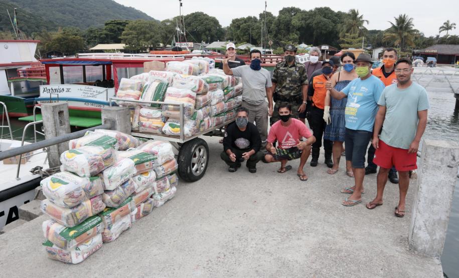 O Governo do Paraná entregou 10,5 toneladas de alimentos para pescadores, ribeirinhos e caiçaras que vivem em nove comunidades do Litoral do Estado.  O esforço atendeu 15 famílias da Ilha da Cotinga, 90 em São Miguel, 28 na Ponta do Ubá, 50 na Eufrasina, 25 na Europinha, 45 na Ilha do Teixeira, 125 na praia de Encantadas (Ilha do Mel), 50 em Piaçaguera e 100 no Amparo.
