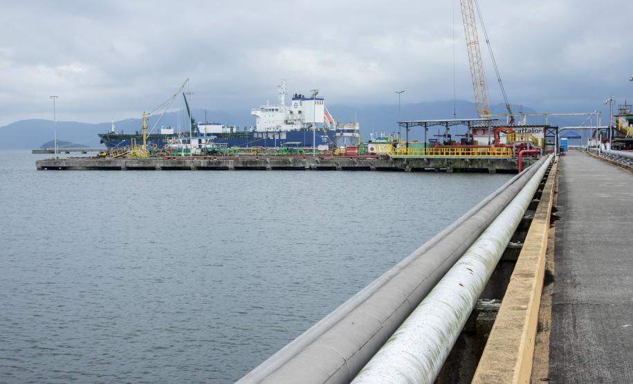 Portos paranaenses movimentaram mais produtos em menos tempo, nos primeiros quatro meses do ano. O volume carregado por hora passou de 546 para 655 toneladas por hora. O tempo que os navios levam para encostar no cais, operar e desatracar, caiu 4% – de 2,15 dias para 2 dias, em média.