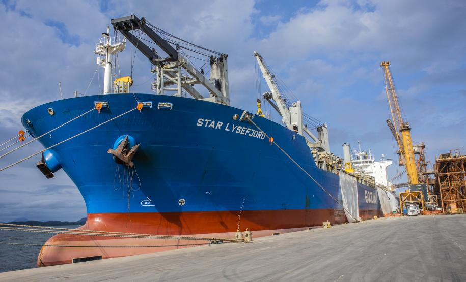 Portos paranaenses movimentaram mais produtos em menos tempo, nos primeiros quatro meses do ano. O volume carregado por hora passou de 546 para 655 toneladas por hora. O tempo que os navios levam para encostar no cais, operar e desatracar, caiu 4% – de 2,15 dias para 2 dias, em média.