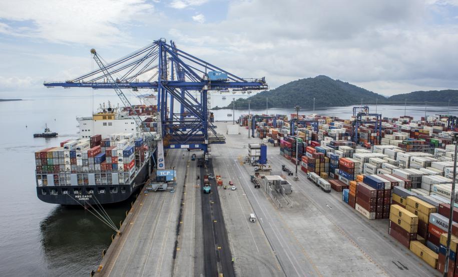 Portos paranaenses movimentaram mais produtos em menos tempo, nos primeiros quatro meses do ano. O volume carregado por hora passou de 546 para 655 toneladas por hora. O tempo que os navios levam para encostar no cais, operar e desatracar, caiu 4% – de 2,15 dias para 2 dias, em média.