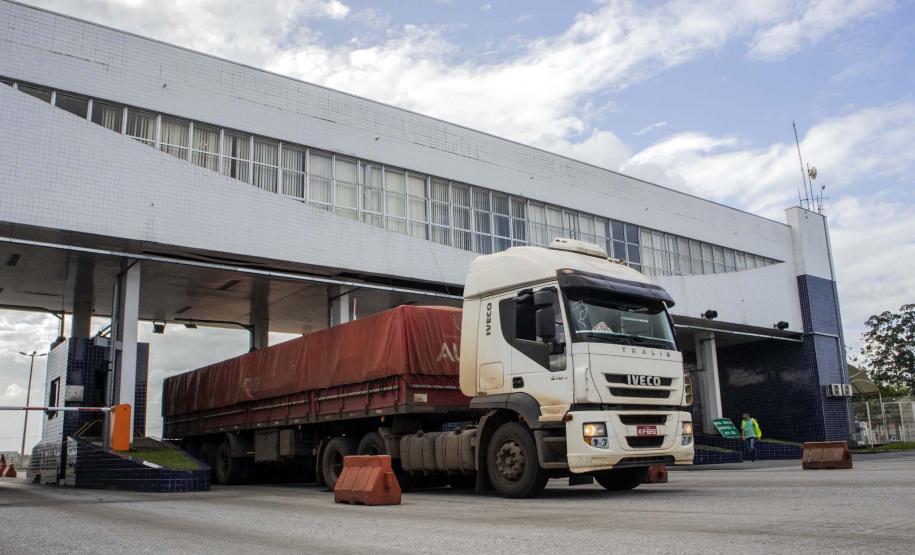 Marca foi alcançada em abril. Foram 58.499 veículos em 30 dias, superando em mais de 3 mil o recorde anterior. Caminhoneiros contam com serviços gratuitos de saúde e doação de alimentos.
