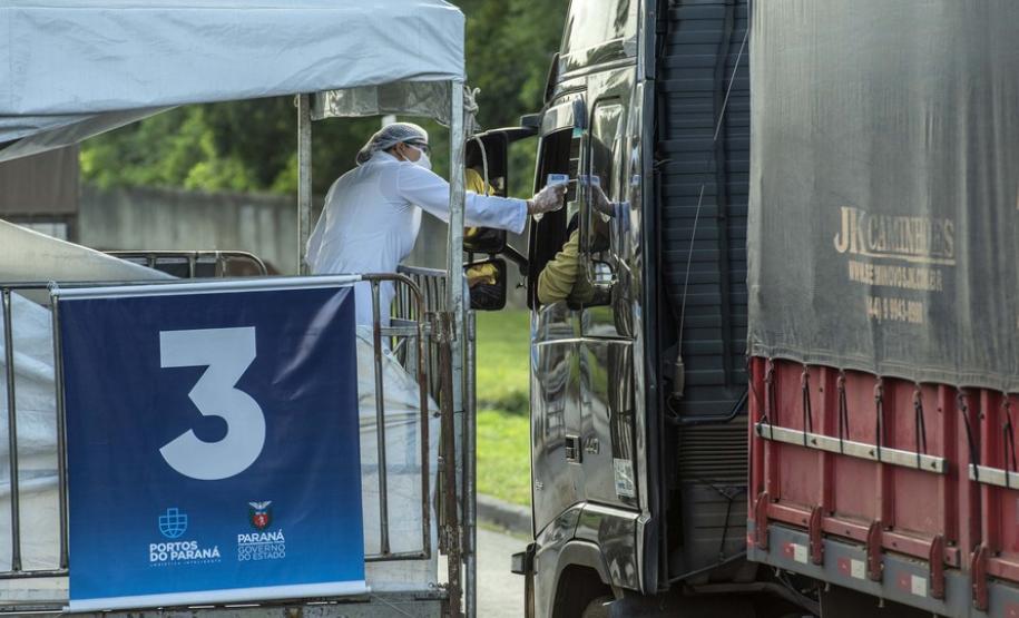 A empresa pública Portos do Paraná começou a adotar uma série de ações preventivas para o controle do novo coronavírus logo no final de janeiro, dia 29, quando as medidas sanitárias e práticas de controle de tripulação foram intensificadas para minimizar os riscos de infecção.