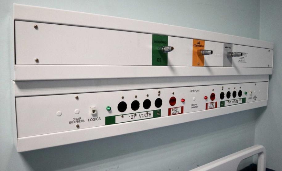 Gestores, empresas e representantes de instituições públicas estão envolvidos num grande esforço para atravessar a crise do coronavírus. E bons exemplos de apoio e parcerias acontecem em todas as regiões do Estado; um deles está em Paranaguá, no Hospital Regional do Litoral, que transformou sua estrutura de atendimento a partir de doações de empresários que operam no Porto de Paranaguá