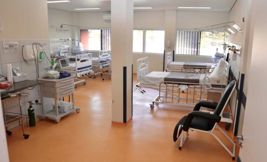 Gestores, empresas e representantes de instituições públicas estão envolvidos num grande esforço para atravessar a crise do coronavírus. E bons exemplos de apoio e parcerias acontecem em todas as regiões do Estado; um deles está em Paranaguá, no Hospital Regional do Litoral, que transformou sua estrutura de atendimento a partir de doações de empresários que operam no Porto de Paranaguá