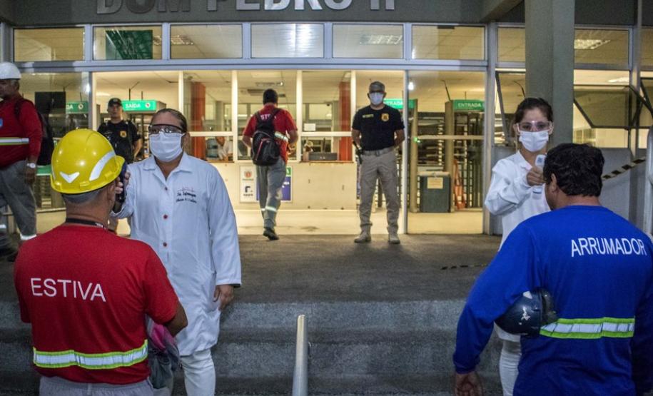 A empresa pública Portos do Paraná começou a adotar uma série de ações preventivas para o controle do novo coronavírus logo no final de janeiro, dia 29, quando as medidas sanitárias e práticas de controle de tripulação foram intensificadas para minimizar os riscos de infecção.
