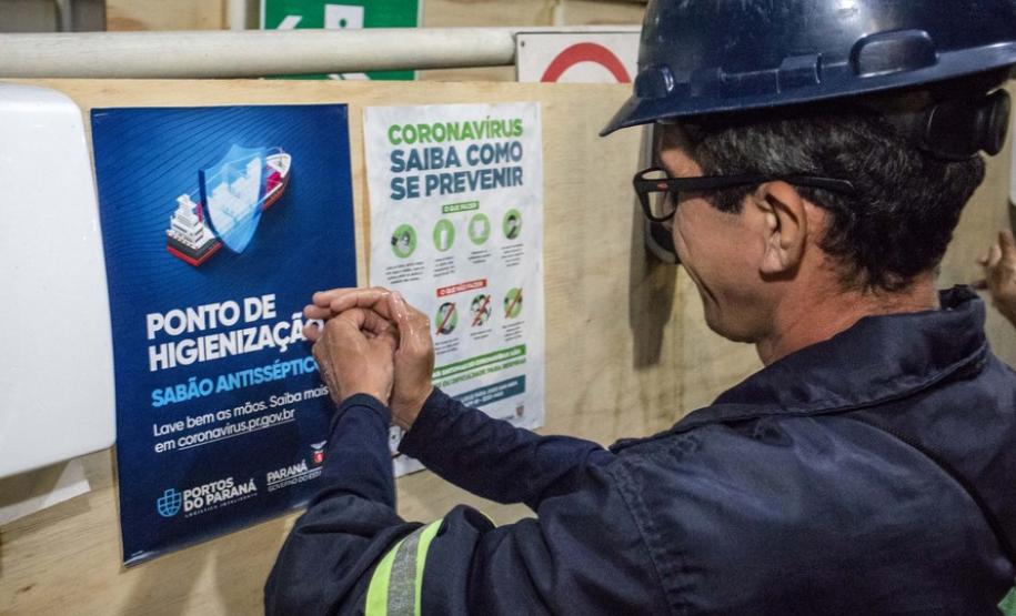 A empresa pública Portos do Paraná começou a adotar uma série de ações preventivas para o controle do novo coronavírus logo no final de janeiro, dia 29, quando as medidas sanitárias e práticas de controle de tripulação foram intensificadas para minimizar os riscos de infecção.