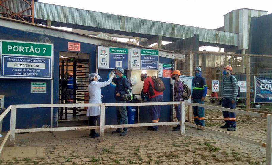 A partir desta sexta-feira (29), todos os trabalhadores que atuam nos silos e moegas públicas do Porto de Paranaguá terão a temperatura aferida. Mais um ponto de monitoramento sanitário foi montado no acesso pelo Portão 7.