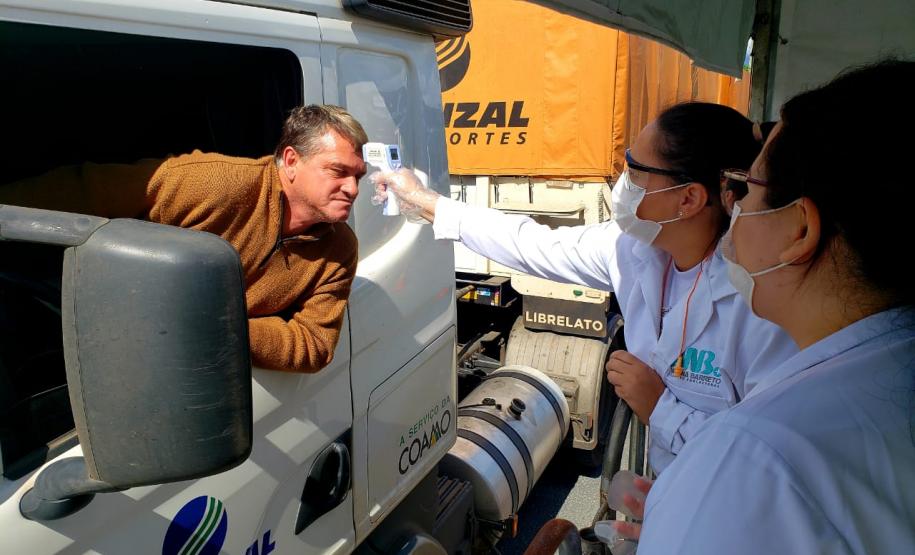 Marca foi alcançada em abril. Foram 58.499 veículos em 30 dias, superando em mais de 3 mil o recorde anterior. Caminhoneiros contam com serviços gratuitos de saúde e doação de alimentos.