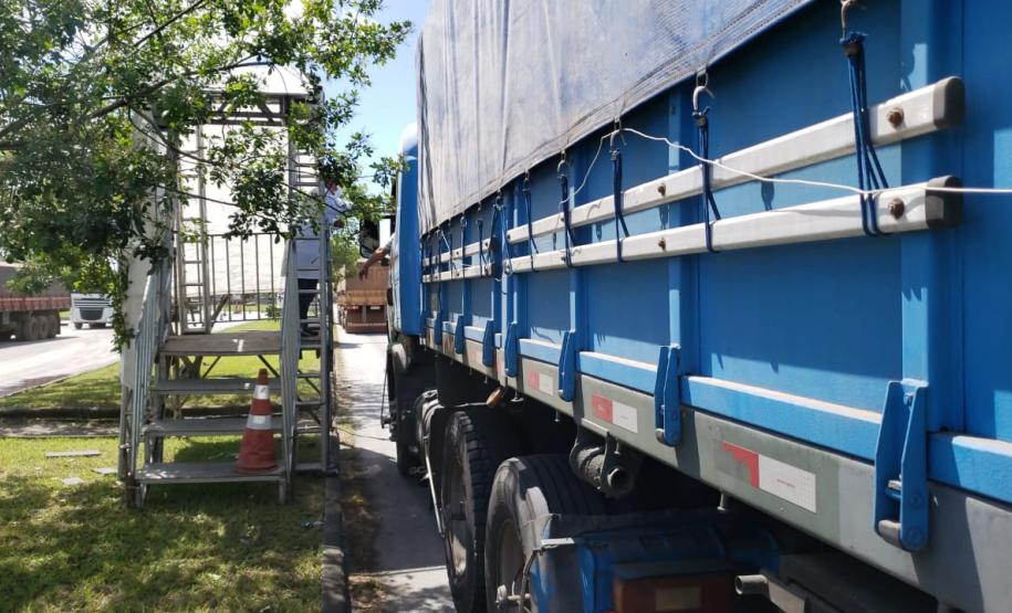 Marca foi alcançada em abril. Foram 58.499 veículos em 30 dias, superando em mais de 3 mil o recorde anterior. Caminhoneiros contam com serviços gratuitos de saúde e doação de alimentos.