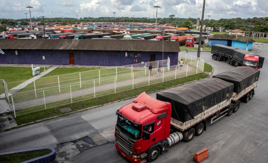 Marca foi alcançada em abril. Foram 58.499 veículos em 30 dias, superando em mais de 3 mil o recorde anterior. Caminhoneiros contam com serviços gratuitos de saúde e doação de alimentos.