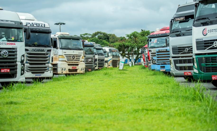 Marca foi alcançada em abril. Foram 58.499 veículos em 30 dias, superando em mais de 3 mil o recorde anterior. Caminhoneiros contam com serviços gratuitos de saúde e doação de alimentos.