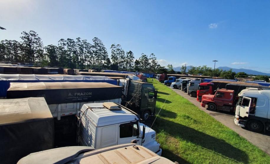 Marca foi alcançada em abril. Foram 58.499 veículos em 30 dias, superando em mais de 3 mil o recorde anterior. Caminhoneiros contam com serviços gratuitos de saúde e doação de alimentos.