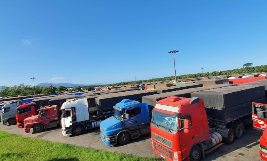 Marca foi alcançada em abril. Foram 58.499 veículos em 30 dias, superando em mais de 3 mil o recorde anterior. Caminhoneiros contam com serviços gratuitos de saúde e doação de alimentos.