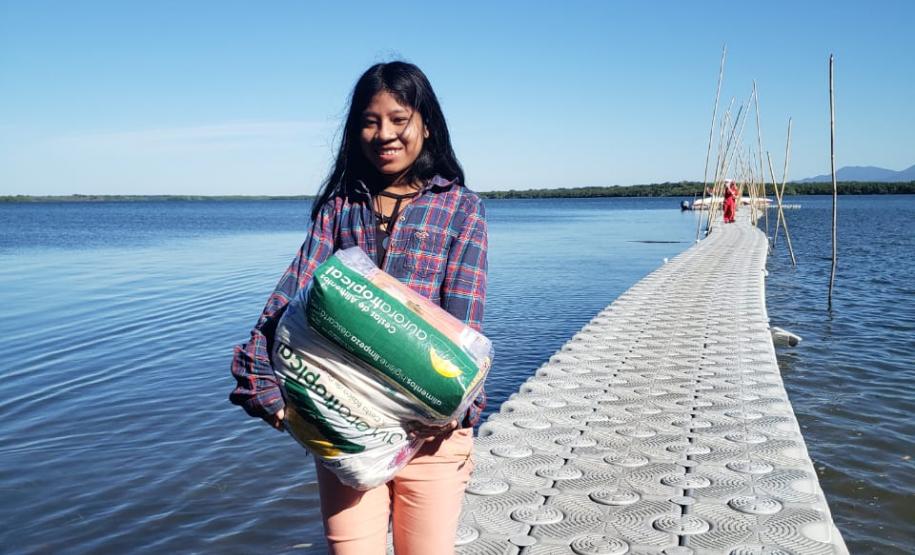 O Governo do Paraná entregou 10,5 toneladas de alimentos para pescadores, ribeirinhos e caiçaras que vivem em nove comunidades do Litoral do Estado.  O esforço atendeu 15 famílias da Ilha da Cotinga, 90 em São Miguel, 28 na Ponta do Ubá, 50 na Eufrasina, 25 na Europinha, 45 na Ilha do Teixeira, 125 na praia de Encantadas (Ilha do Mel), 50 em Piaçaguera e 100 no Amparo.
