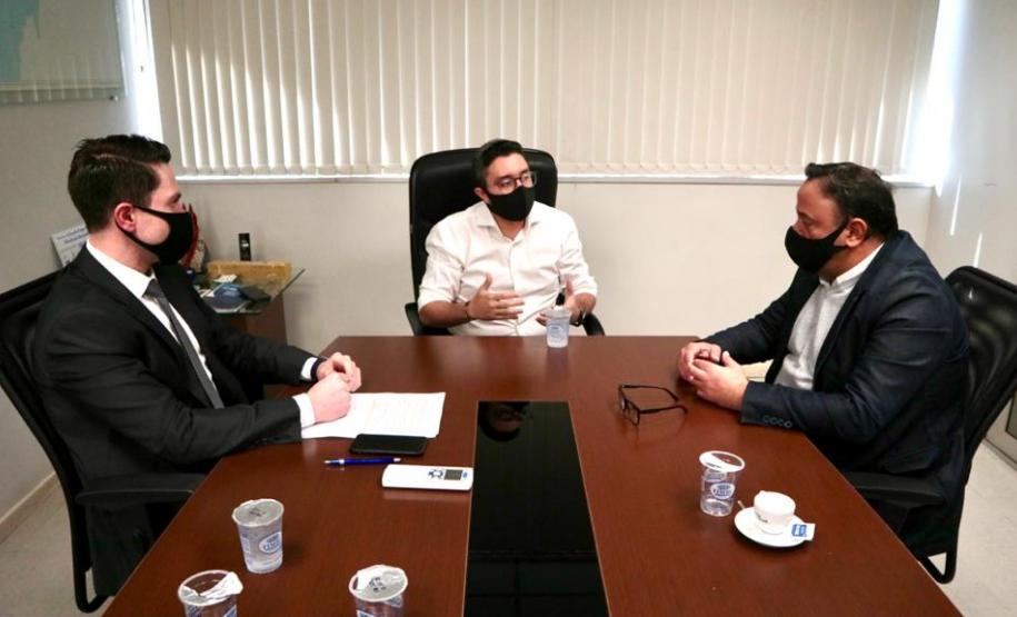 O líder do governo na Assembléia Legislativa, deputado estadual Hussein Bakri, visitou nesta quinta-feira (28) o Porto de Paranaguá. O parlamentar foi recebido pelo diretor-presidente da Portos do Paraná, Luiz Fernando Garcia, e pelo diretor jurídico Marcus Freitas. Em pauta, os cuidados adotados pela empresa pública na proteção aos trabalhadores portuários, durante a pandemia da COVID-19, e o crescimento na movimentação de cargas nos portos paranaenses.