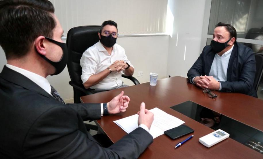 O líder do governo na Assembléia Legislativa, deputado estadual Hussein Bakri, visitou nesta quinta-feira (28) o Porto de Paranaguá. O parlamentar foi recebido pelo diretor-presidente da Portos do Paraná, Luiz Fernando Garcia, e pelo diretor jurídico Marcus Freitas. Em pauta, os cuidados adotados pela empresa pública na proteção aos trabalhadores portuários, durante a pandemia da COVID-19, e o crescimento na movimentação de cargas nos portos paranaenses.