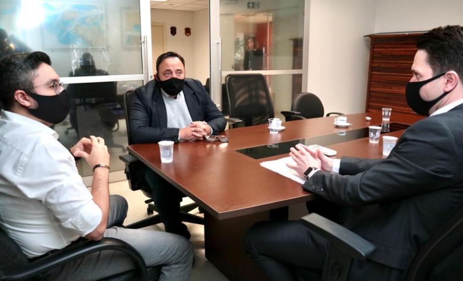 O líder do governo na Assembléia Legislativa, deputado estadual Hussein Bakri, visitou nesta quinta-feira (28) o Porto de Paranaguá. O parlamentar foi recebido pelo diretor-presidente da Portos do Paraná, Luiz Fernando Garcia, e pelo diretor jurídico Marcus Freitas. Em pauta, os cuidados adotados pela empresa pública na proteção aos trabalhadores portuários, durante a pandemia da COVID-19, e o crescimento na movimentação de cargas nos portos paranaenses.