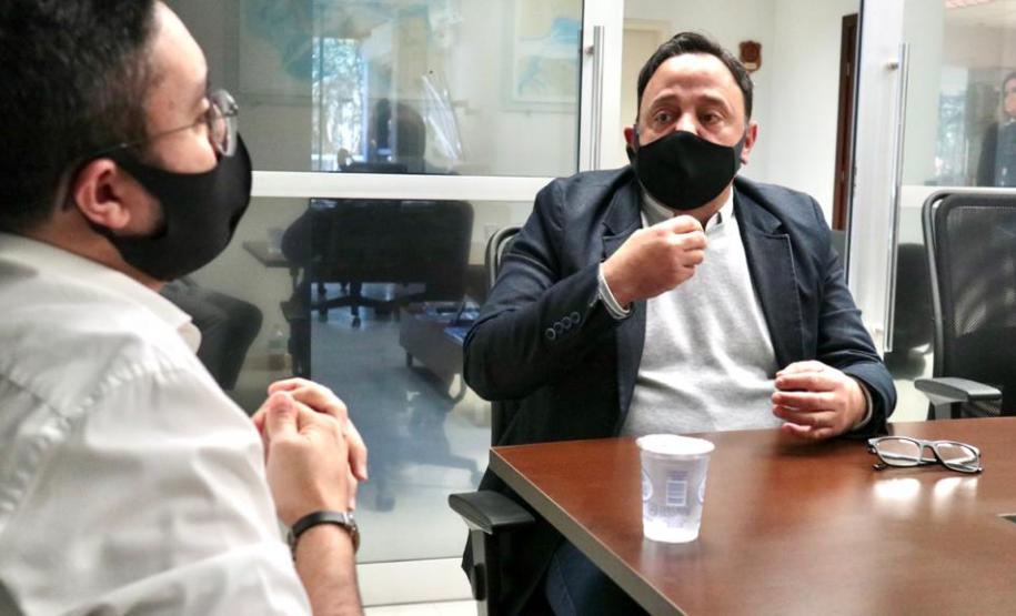 O líder do governo na Assembléia Legislativa, deputado estadual Hussein Bakri, visitou nesta quinta-feira (28) o Porto de Paranaguá. O parlamentar foi recebido pelo diretor-presidente da Portos do Paraná, Luiz Fernando Garcia, e pelo diretor jurídico Marcus Freitas. Em pauta, os cuidados adotados pela empresa pública na proteção aos trabalhadores portuários, durante a pandemia da COVID-19, e o crescimento na movimentação de cargas nos portos paranaenses.