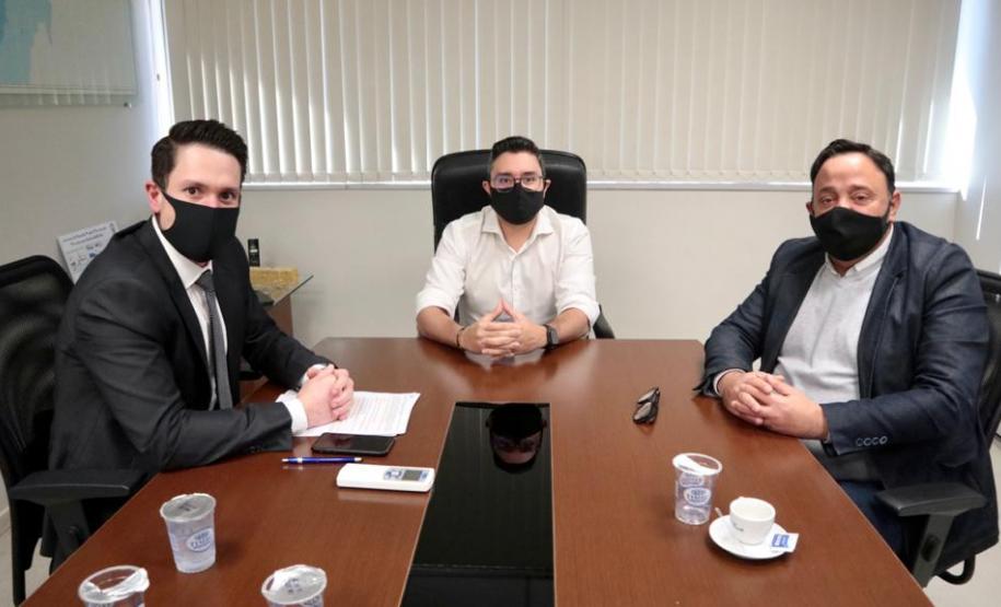 O líder do governo na Assembléia Legislativa, deputado estadual Hussein Bakri, visitou nesta quinta-feira (28) o Porto de Paranaguá. O parlamentar foi recebido pelo diretor-presidente da Portos do Paraná, Luiz Fernando Garcia, e pelo diretor jurídico Marcus Freitas. Em pauta, os cuidados adotados pela empresa pública na proteção aos trabalhadores portuários, durante a pandemia da COVID-19, e o crescimento na movimentação de cargas nos portos paranaenses.