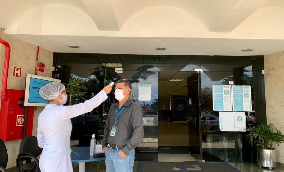 Esses trabalhadores também têm a temperatura aferida a cada entrada, desde o último dia 20. Além disso, seguindo a obrigatoriedade do uso de máscaras nas áreas públicas (determinada pela OS 145, de 25/05/20), esta semana, a Portos do Paraná disponibilizou, a cada funcionário, um kit com cinco máscaras de algodão (camada dupla) acompanhado por um guia com orientações de uso e manutenção do equipamento de proteção individual.