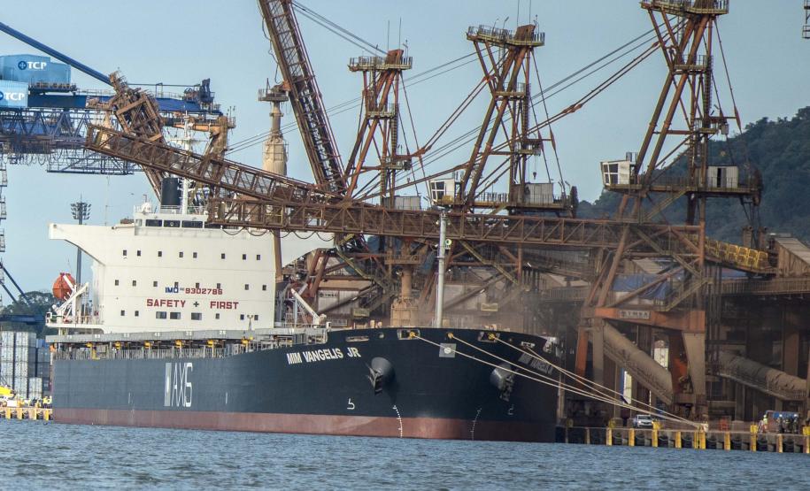 Em maio foram movimentadas 5,7 milhões de toneladas de carga, 44% a mais do que o registrado no mesmo mês de 2019. Porto paranaense já contabiliza três meses seguidos de desempenho superior às marcas históricas anteriores.