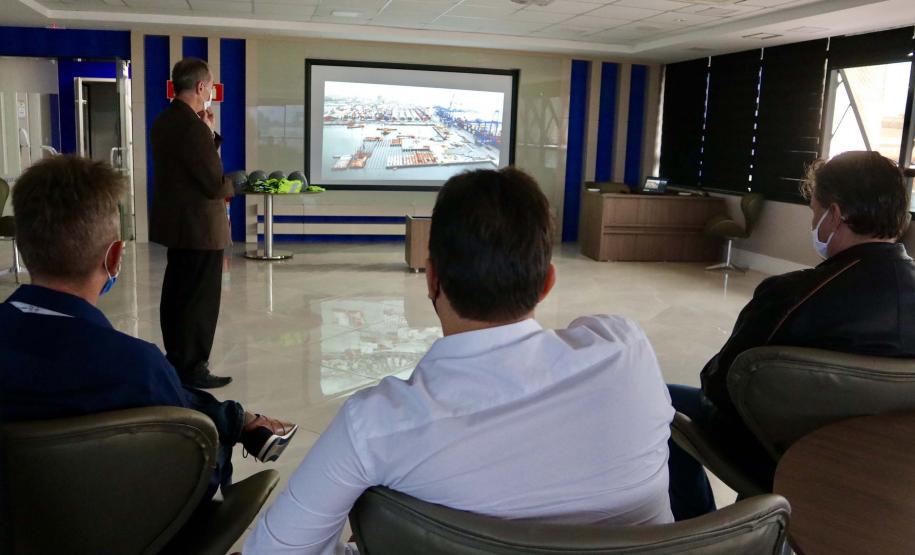 Primeira grande movimentação de cargas postais vindas da China para os Correios brasileiros será feita pelo Porto. 34 contêineres serão recebidos em junho e julho.  O modal marítimo surge como alternativa para a redução dos voos comerciais, afetados pela pandemia da Covid-19.