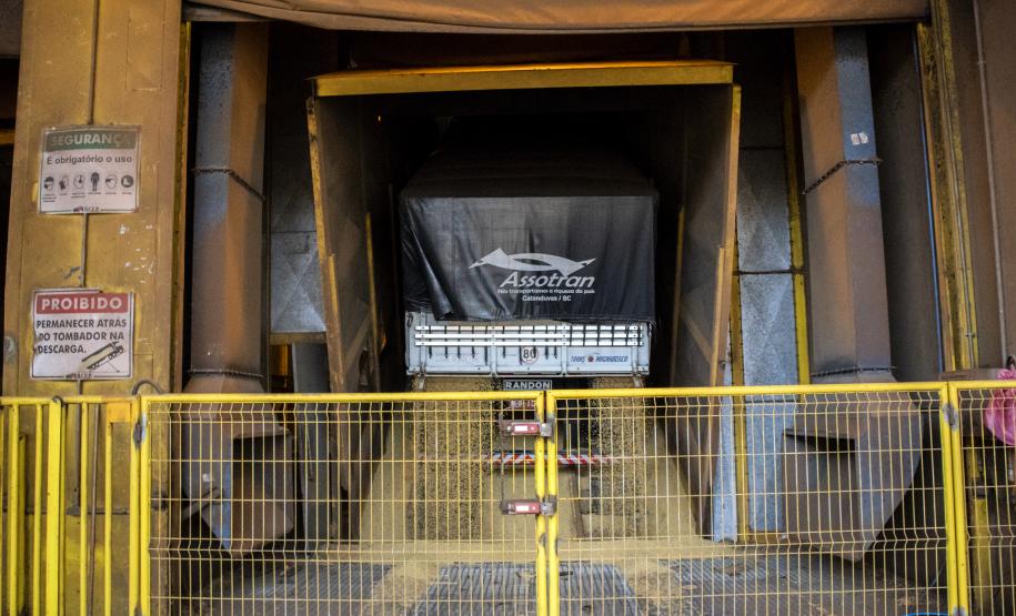 Os operadores portuários consultados pela Portos do Paraná avaliam que a soja seguirá como o produto mais movimentado. São cerca de 4,97 milhões de toneladas do grão e do farelo esperados – 30,8% a mais que as 3,8 milhões de toneladas exportadas no terceiro trimestre do ano passado