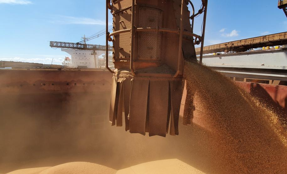 Os operadores portuários consultados pela Portos do Paraná avaliam que a soja seguirá como o produto mais movimentado. São cerca de 4,97 milhões de toneladas do grão e do farelo esperados – 30,8% a mais que as 3,8 milhões de toneladas exportadas no terceiro trimestre do ano passado