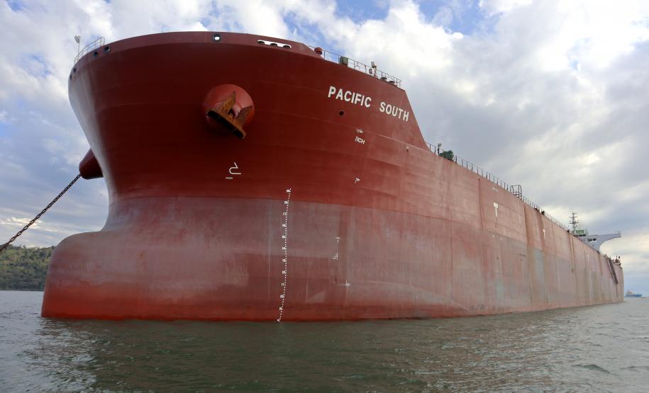 Maior navio graneleiro já recebido no Corredor de Exportação faz carregamento recorde e testa eficiência e estruturas marítima e terrestre.