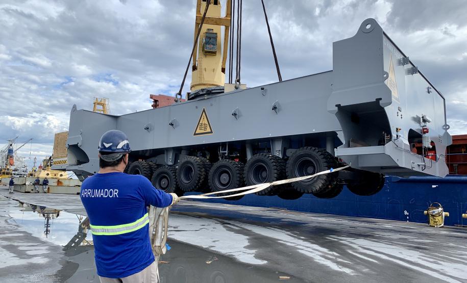 A Rocha Terminais Portuários vai instalar uma nova grua móvel para desembarque de fertilizantes, nos berços 208, 209 e 211. O investimento é de 3,6 milhões de Euros (€). O guindaste tem capacidade de 100 toneladas de carga e grabs de descarga de 28 metros cúbicos. O equipamento chegou no último dia 06 e deve entrar em operação nos próximos dias.