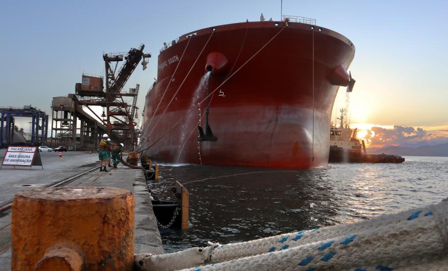 Maior navio graneleiro já recebido no Corredor de Exportação faz carregamento recorde e testa eficiência e estruturas marítima e terrestre.