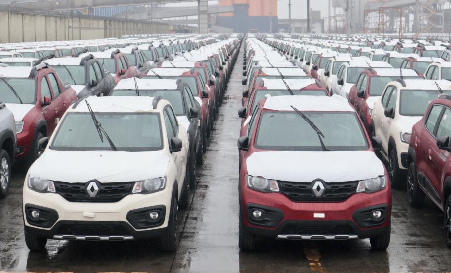 Depois de 45 dias sem movimentação de veículos, por conta da pandemia da Covid-19, os embarques de veículos para a América Latina começam a voltar ao ritmo normal. O porto paranaense receberá, nas próximas semanas, seis navios para exportar automóveis produzidos no Estado.