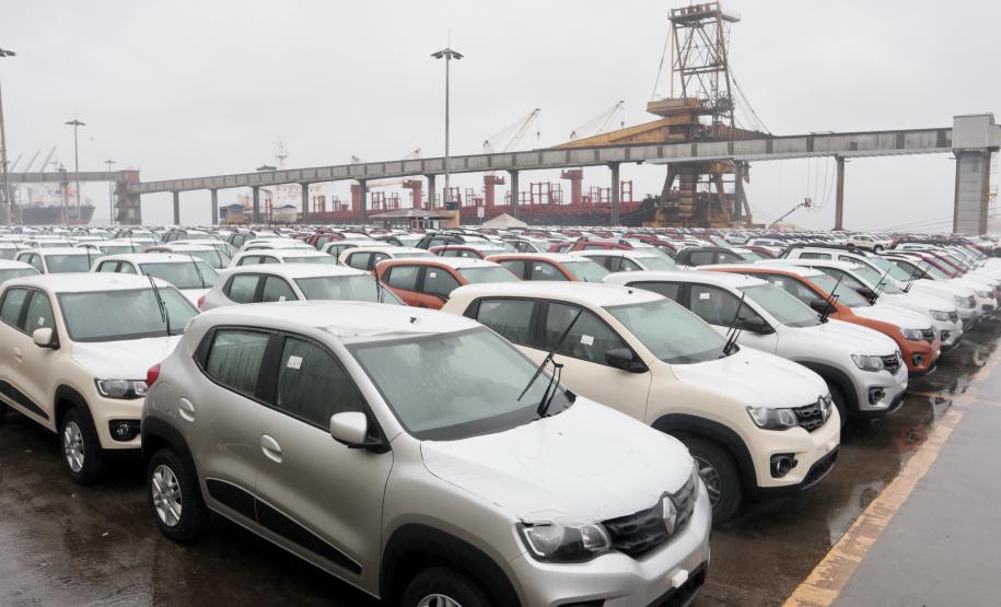Depois de 45 dias sem movimentação de veículos, por conta da pandemia da Covid-19, os embarques de veículos para a América Latina começam a voltar ao ritmo normal. O porto paranaense receberá, nas próximas semanas, seis navios para exportar automóveis produzidos no Estado.