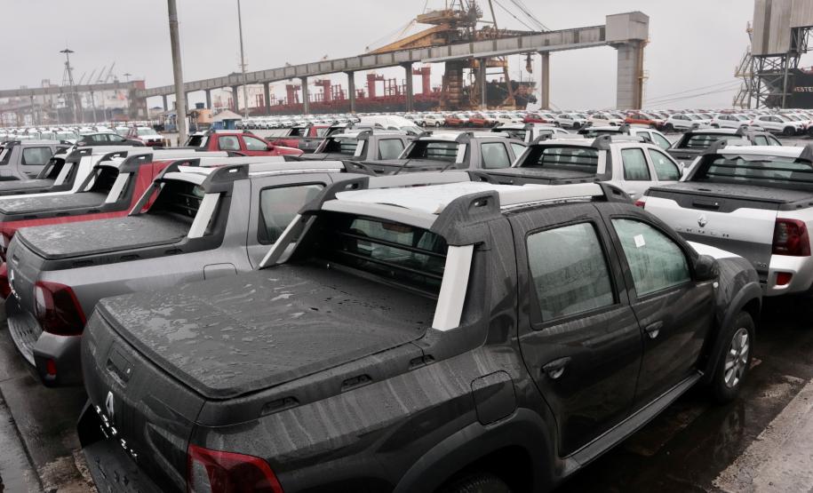 Depois de 45 dias sem movimentação de veículos, por conta da pandemia da Covid-19, os embarques de veículos para a América Latina começam a voltar ao ritmo normal. O porto paranaense receberá, nas próximas semanas, seis navios para exportar automóveis produzidos no Estado.
