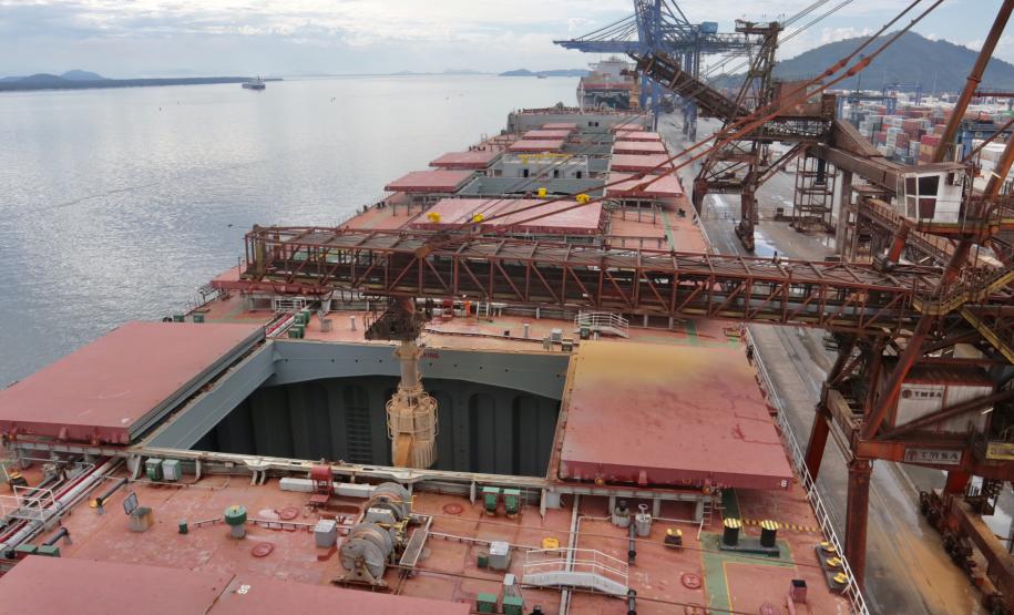 Maior navio graneleiro já recebido no Corredor de Exportação faz carregamento recorde e testa eficiência e estruturas marítima e terrestre.