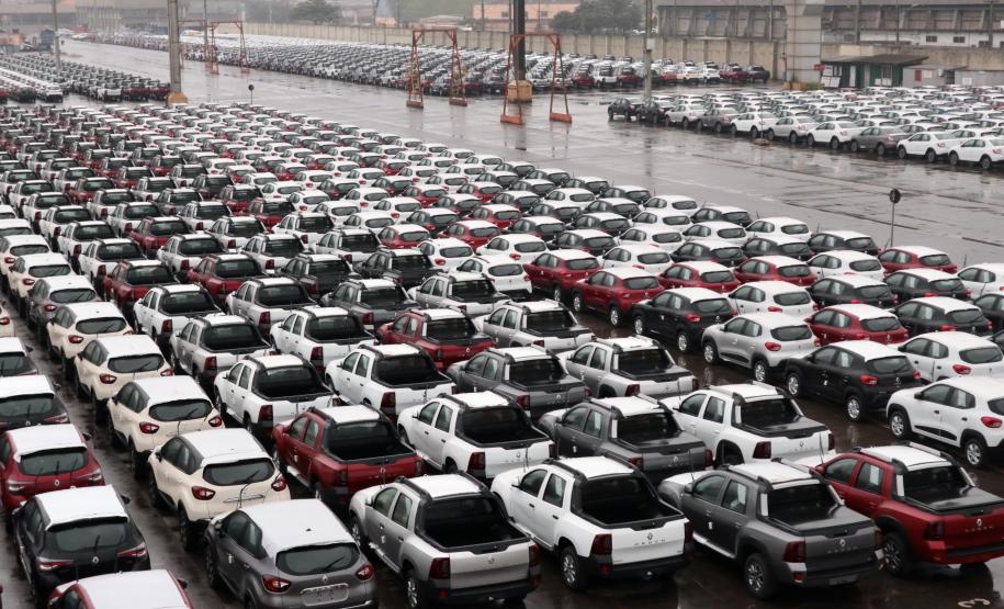 Depois de 45 dias sem movimentação de veículos, por conta da pandemia da Covid-19, os embarques de veículos para a América Latina começam a voltar ao ritmo normal. O porto paranaense receberá, nas próximas semanas, seis navios para exportar automóveis produzidos no Estado.