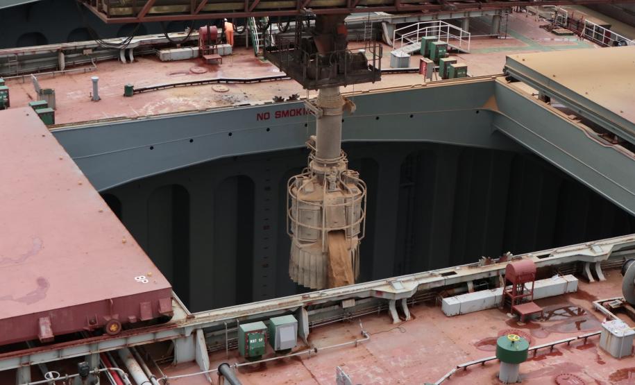 Maior navio graneleiro já recebido no Corredor de Exportação faz carregamento recorde e testa eficiência e estruturas marítima e terrestre.