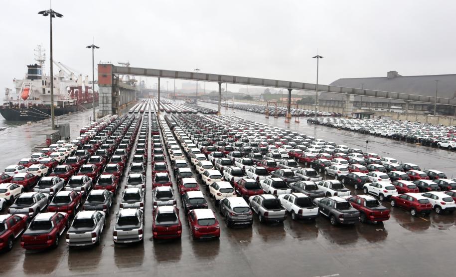 Depois de 45 dias sem movimentação de veículos, por conta da pandemia da Covid-19, os embarques de veículos para a América Latina começam a voltar ao ritmo normal. O porto paranaense receberá, nas próximas semanas, seis navios para exportar automóveis produzidos no Estado.