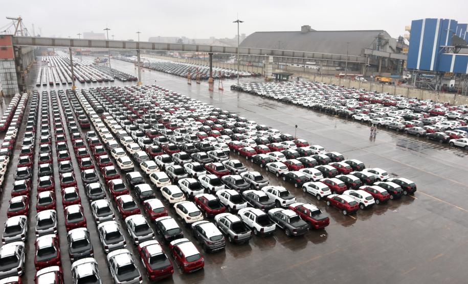 Depois de 45 dias sem movimentação de veículos, por conta da pandemia da Covid-19, os embarques de veículos para a América Latina começam a voltar ao ritmo normal. O porto paranaense receberá, nas próximas semanas, seis navios para exportar automóveis produzidos no Estado.